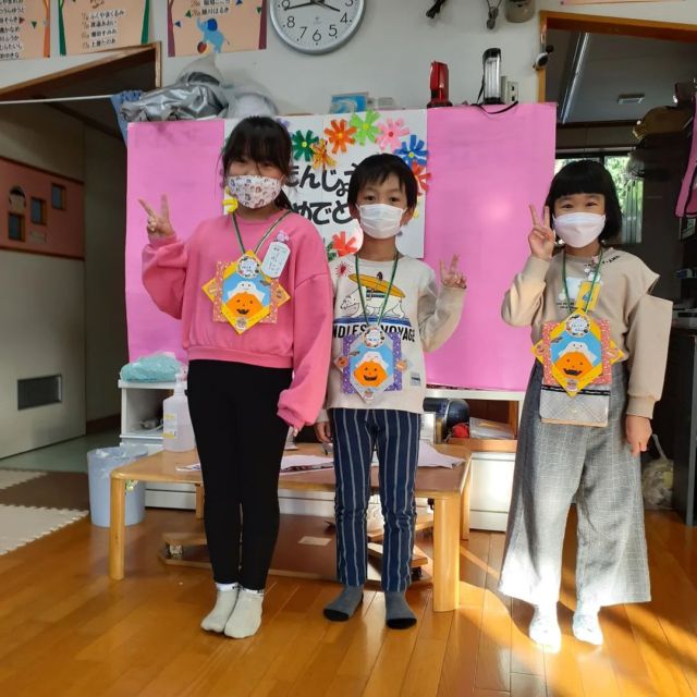 10月生まれの誕生日会をしました✨
ハロウィーンと重なり、マスクを作り、おやつをもらって
Happy Halloween🎃🕸️🦇
#児童クラブ
#須津児童クラブ 
#ハロウィン 
#ハロウィンマスク
#誕生日会